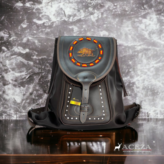 Morral de cuero para caza con tapa, con bordado de jabalí y práctico bolsillo frontal.