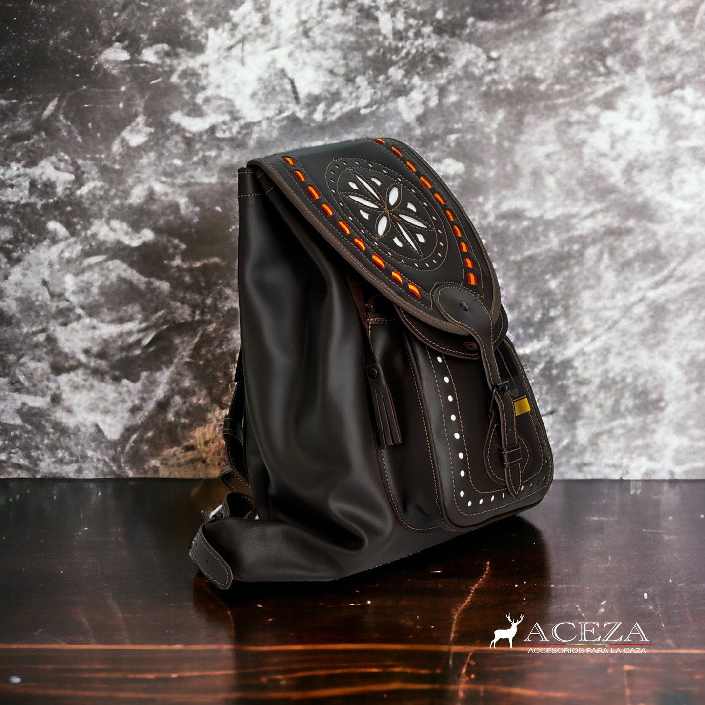 Perfil lateral del morral clásico calado, refinado y funcional