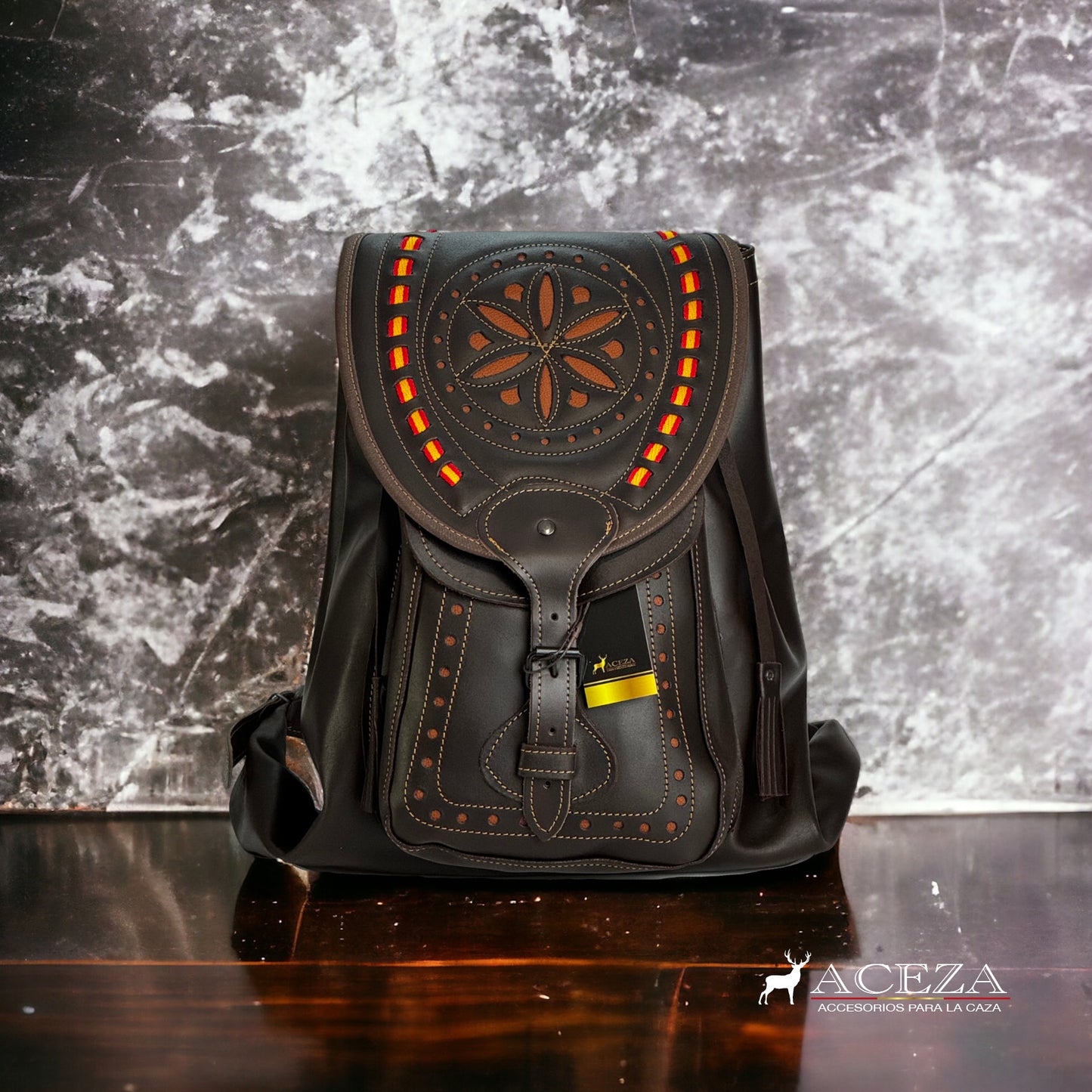 Morral clásico calado en cuero marrón, diseño español y bolsillo frontal