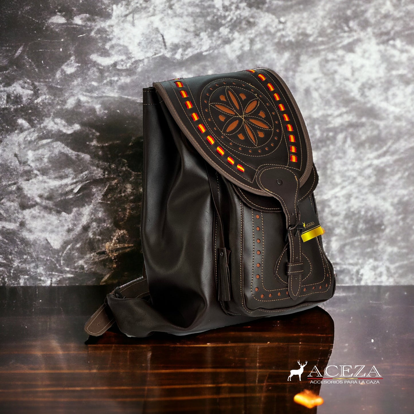 Vista lateral del morral clásico calado, artesanía española con atención al detalle