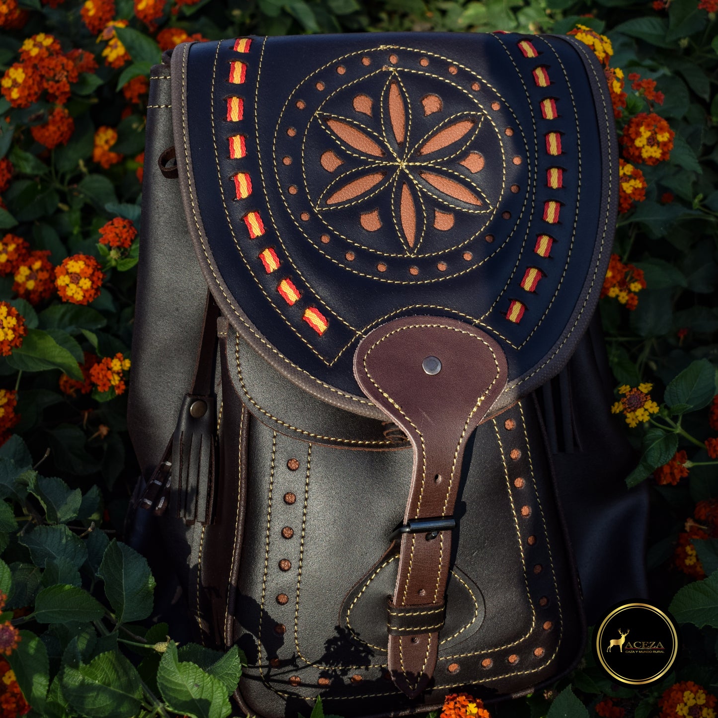 Morral de cuero diseñado para exteriores, perfecto para cazadores y aventureros. Descubre el estilo y la funcionalidad en ACEZA