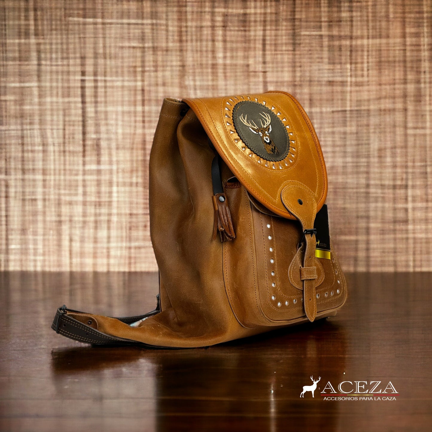 Perfil del zurrón de cuero para caza, diseño robusto y auténtico