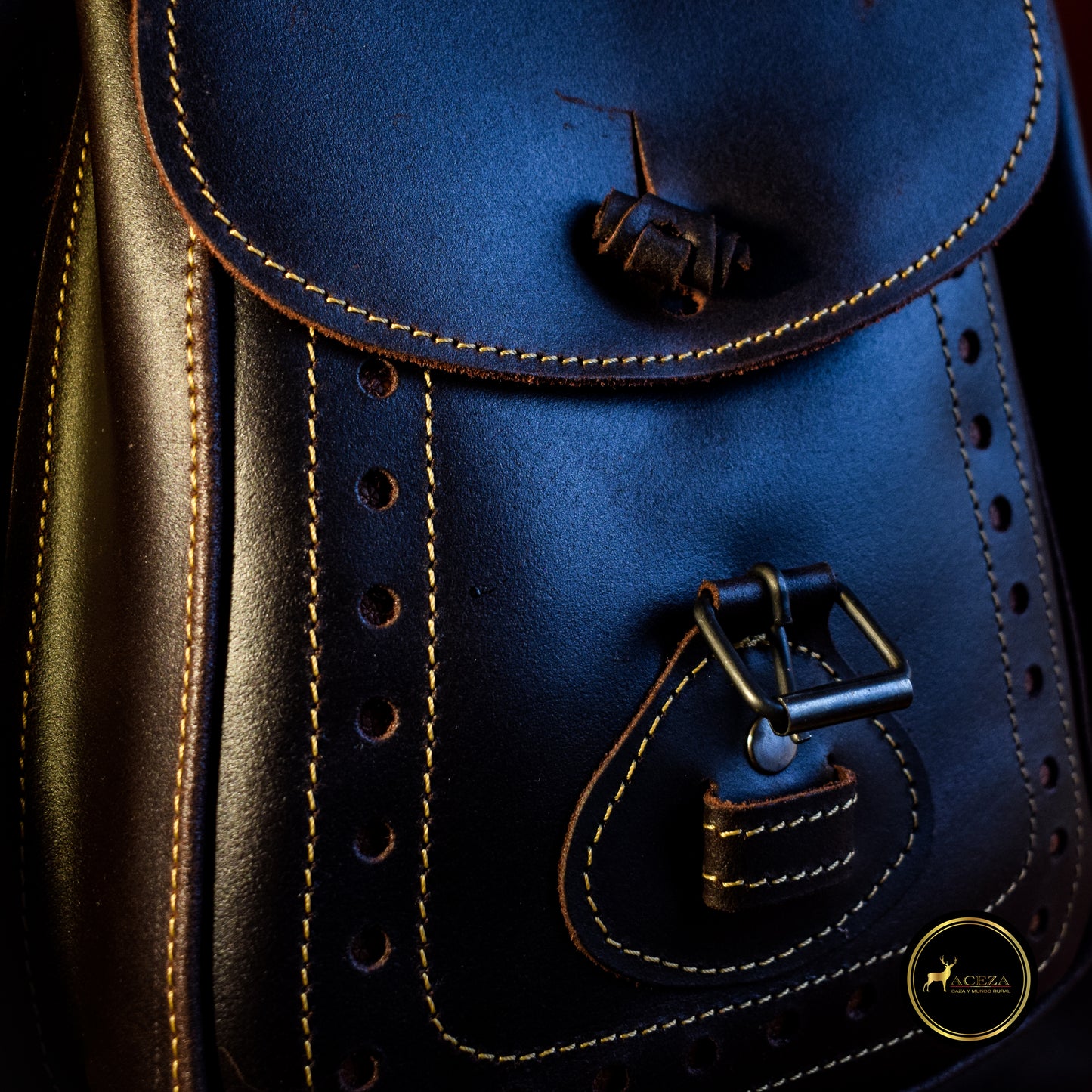 Detalles del bolsillo delantero del morral de caza, ofreciendo fácil acceso a tus herramientas esenciales. ¡Hazte con el tuyo en ACEZA!