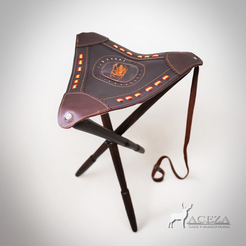 Silla de caza de cuero para montería España bordado jabalí