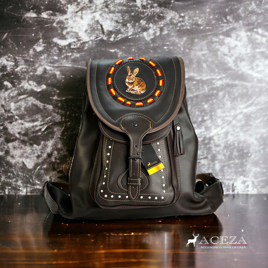 Morral de cuero con tapa para caza, decorado con bordado de conejo y bolsillo frontal