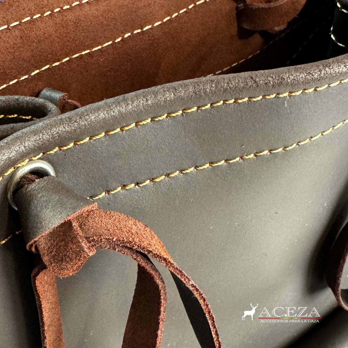 Detalles de los ojetes metálicos y la boca de la mochila, garantizando resistencia y practicidad en tus salidas de caza. Descubre la calidad en ACEZA.