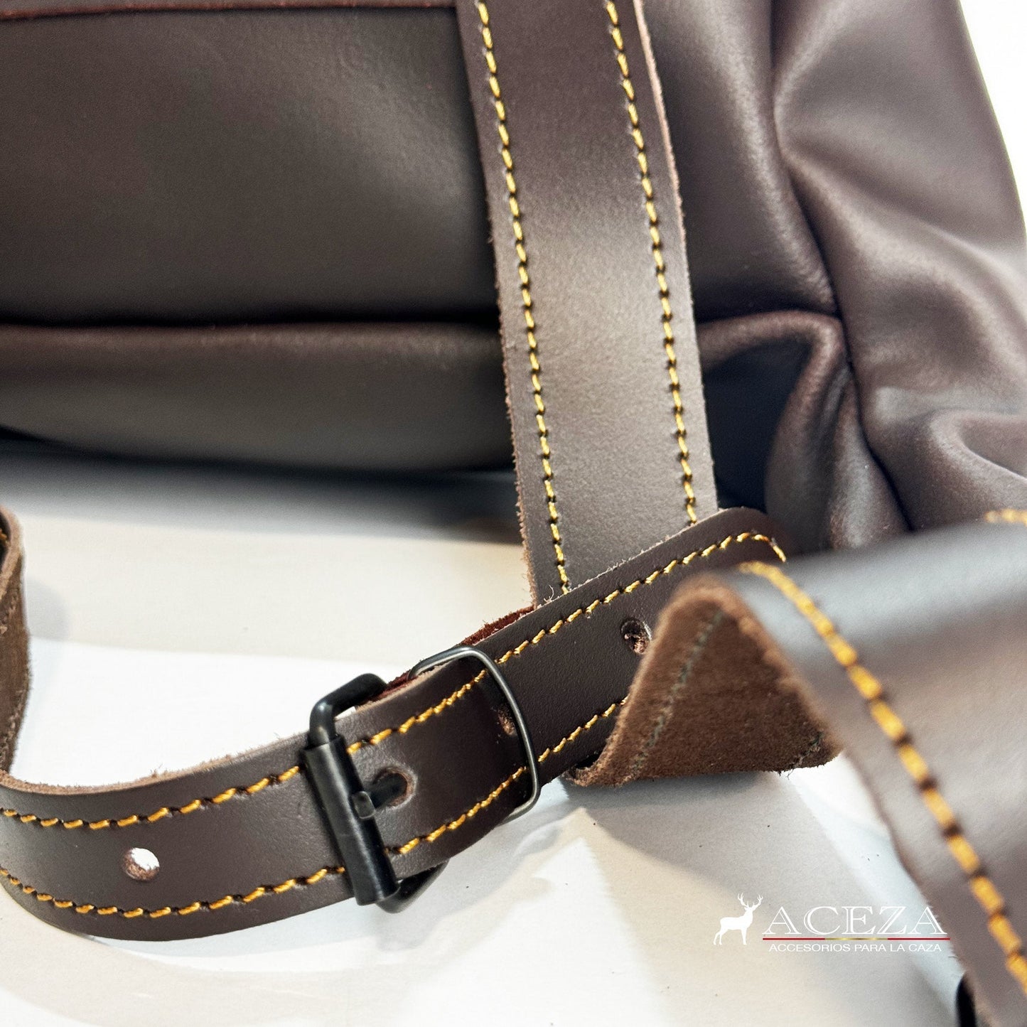 Detalle de todas las correas ajustables del morral de caza, asegurando un ajuste cómodo y seguro durante tus jornadas en la naturaleza. Encuentra tu morral perfecto en ACEZA.