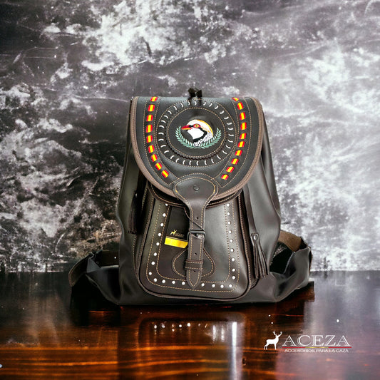 Morral de cuero con tapa para caza, bordado con detalle de perdiz y bolsillo frontal