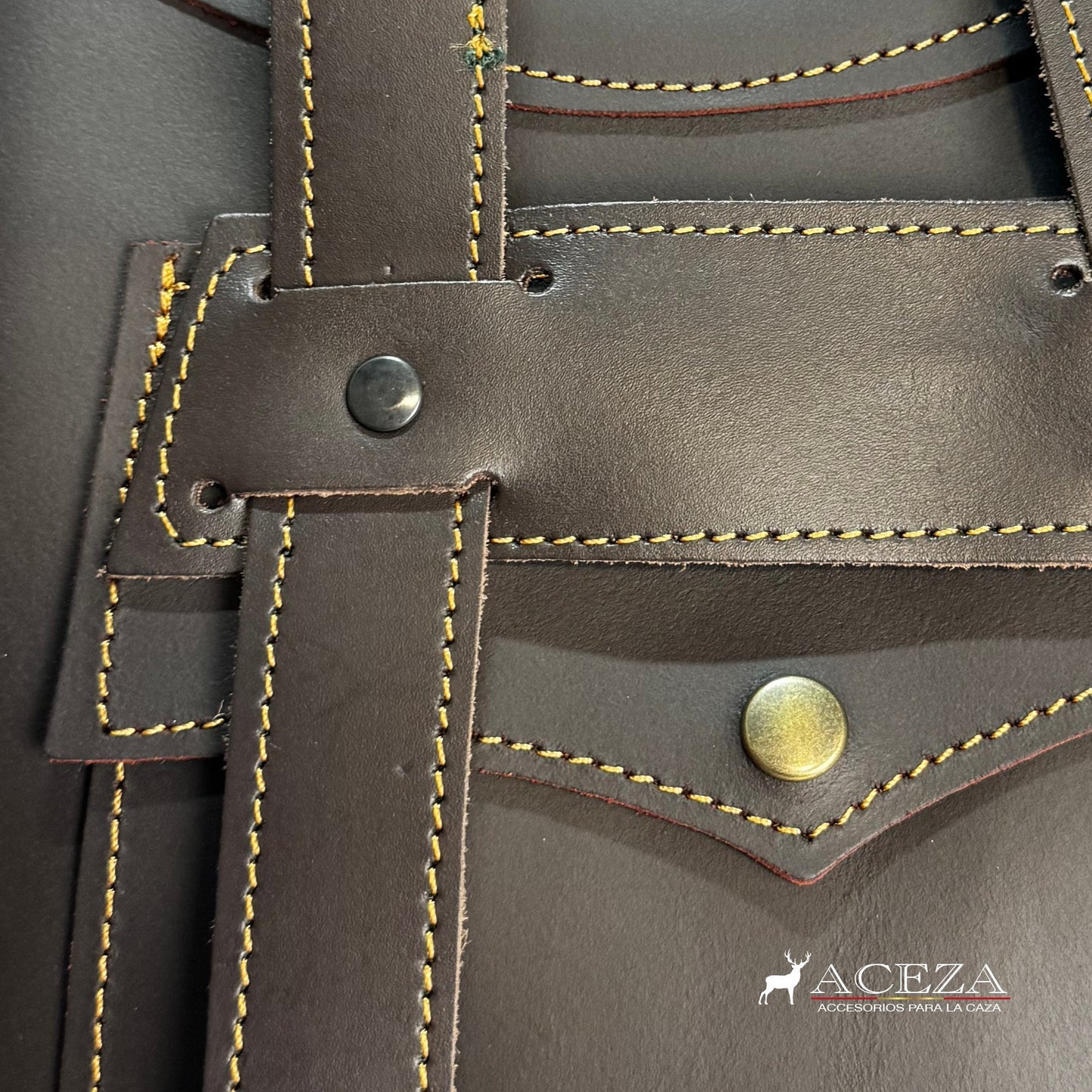 Detalles de las correas ajustables y el bolsillo trasero del morral de caza, ofreciendo funcionalidad y organización para tus herramientas esenciales. Disponible en ACEZA