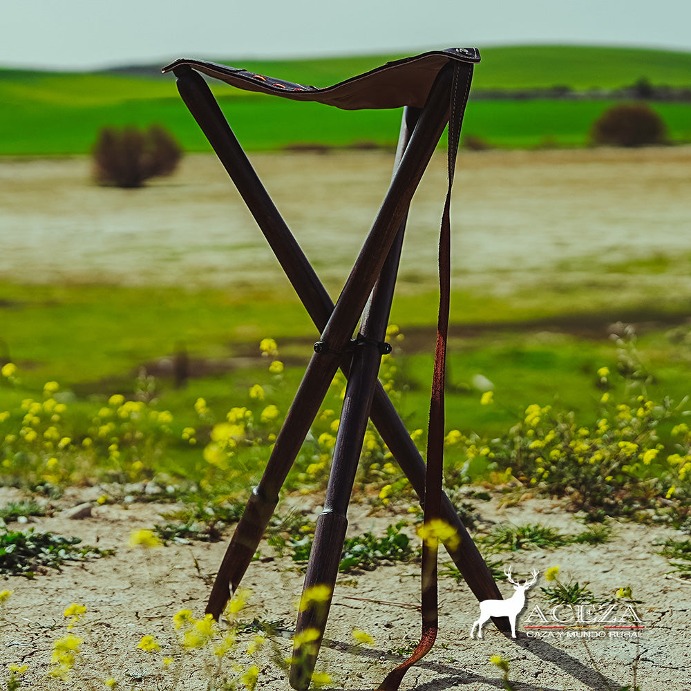 Silla de caza de cuero para montería España bordado jabalí