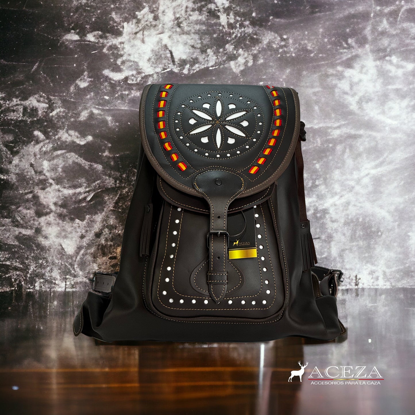 Morral clásico calado en cuero blanco, elegante diseño español con bolsillo frontal