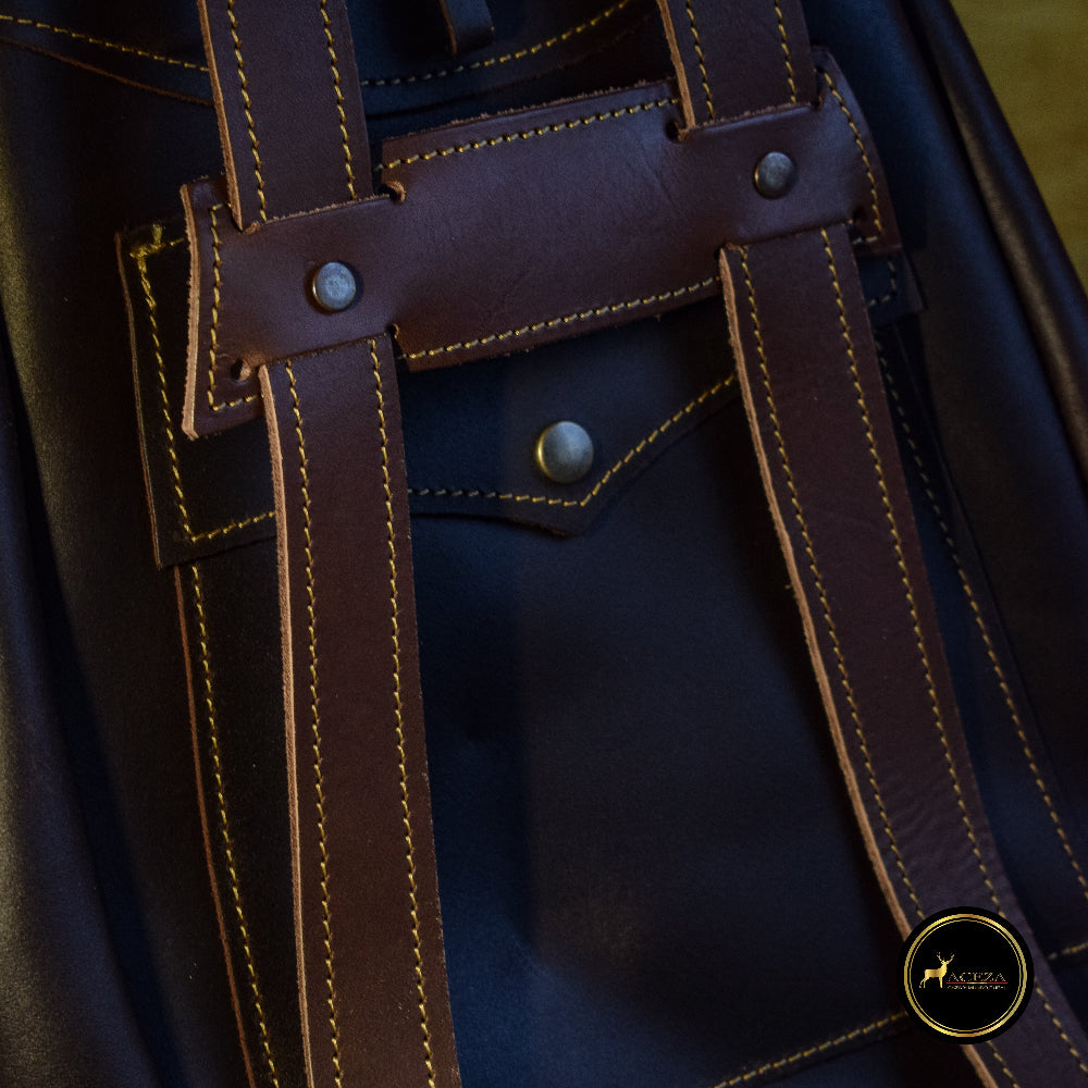 Detalles de las correas ajustables por la parte trasera del morral de caza, garantizando un ajuste cómodo durante tus expediciones. Encuentra calidad en ACEZA