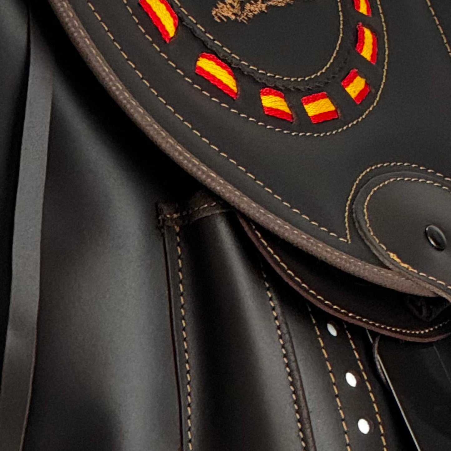 Detalles de cerca del tipo de cuero utilizado en el morral de caza, destacando su calidad y durabilidad. Encuentra tu morral perfecto en ACEZA para tus salidas de caza.