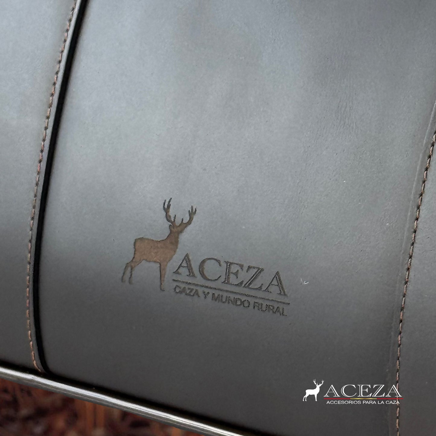 Logotipo grabado de Aceza con silueta de ciervo sobre funda de rifle en cuero marrón oscuro