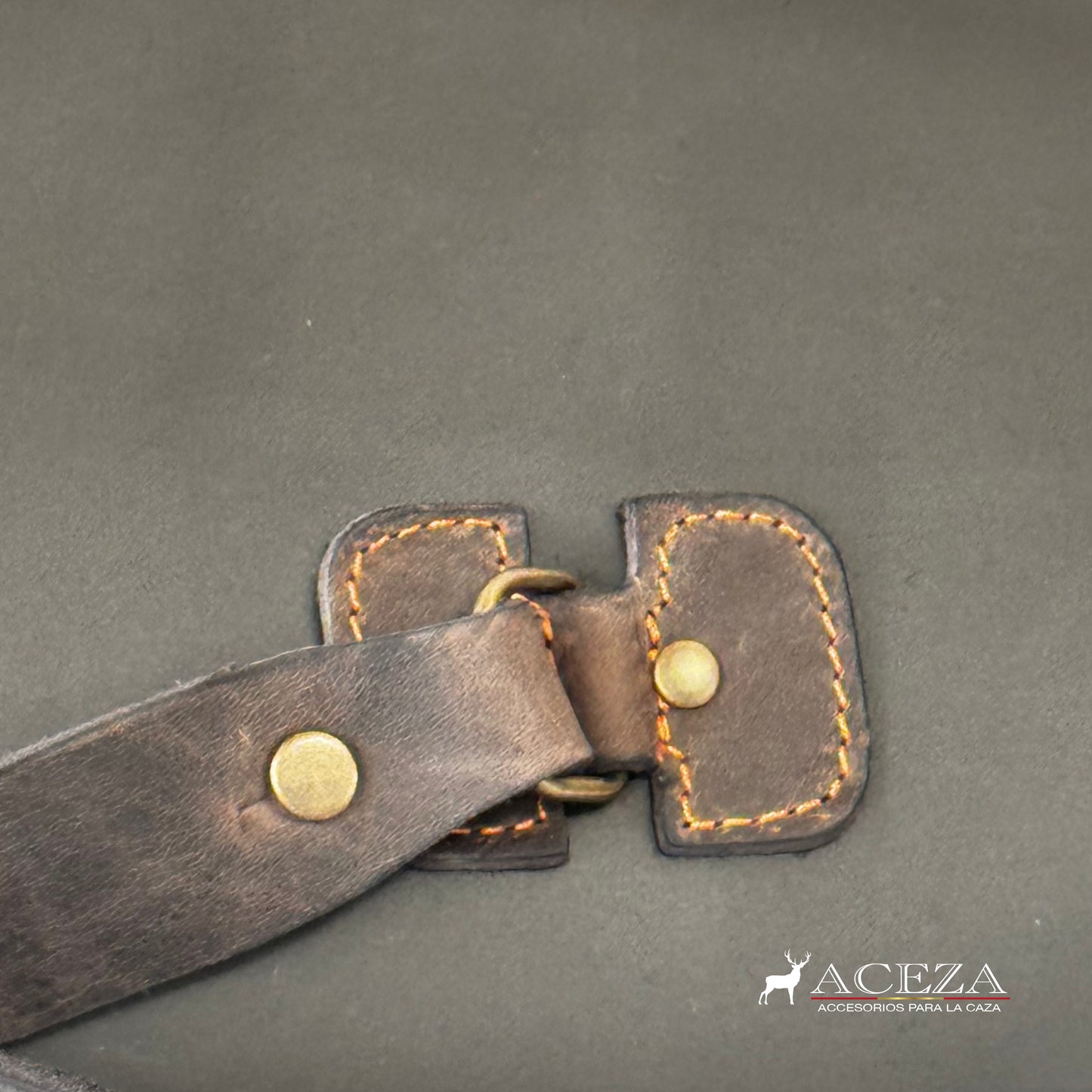 Primer plano del refuerzo de cuero marrón con costuras visibles en funda de rifle Aceza.