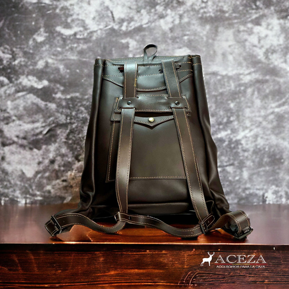 Correas ajustables y bolsillo trasero con broche para morral de cuero de caza, detalle de las características funcionales