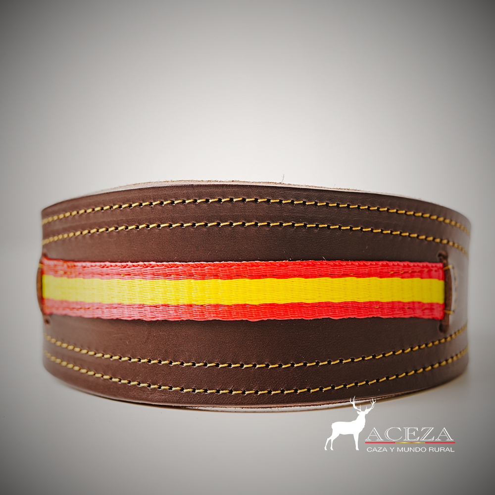 collar para galgo hecho a mano con la bandera de españa parte frontal en fondo blanco