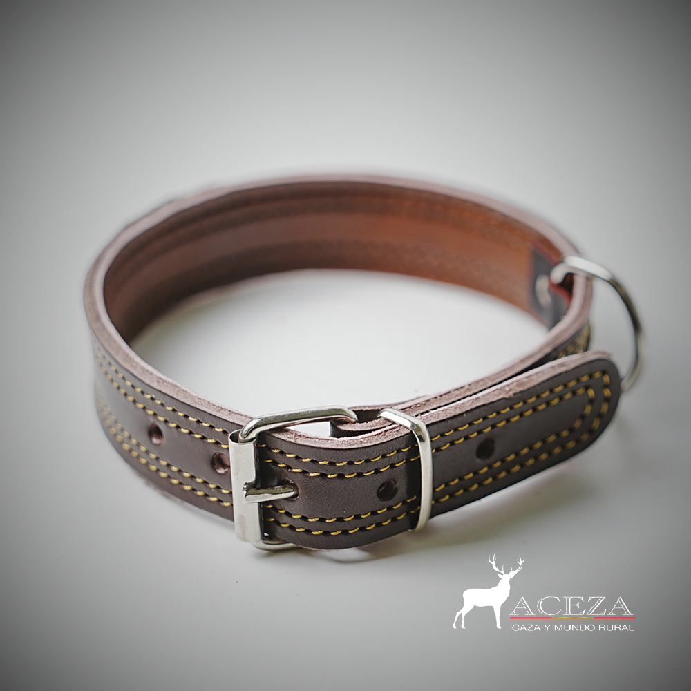 collar de perro artesanal detalla de la hebilla en un fondo blanco