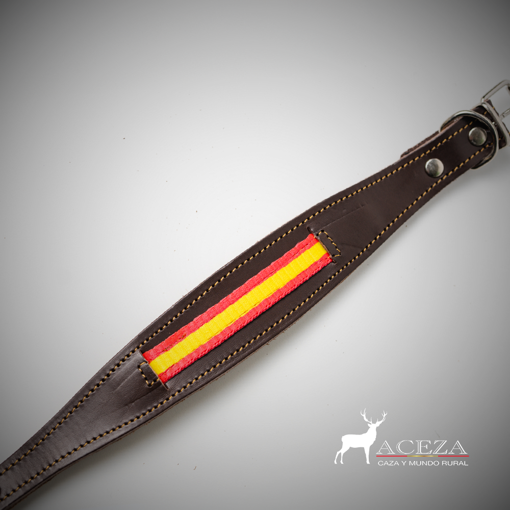 collar de perro de cuero con la bandera de españa con el fondo blanco abierto