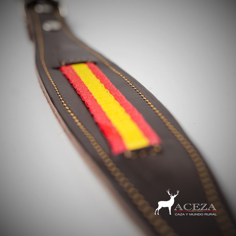 detalle de la costura del collar de perro de cuero con la bandera de españa con el fondo blanco