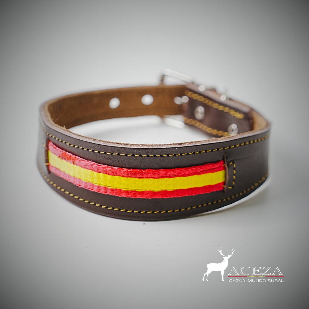 collar de perro de cuero con la bandera de españa con el fondo blanco