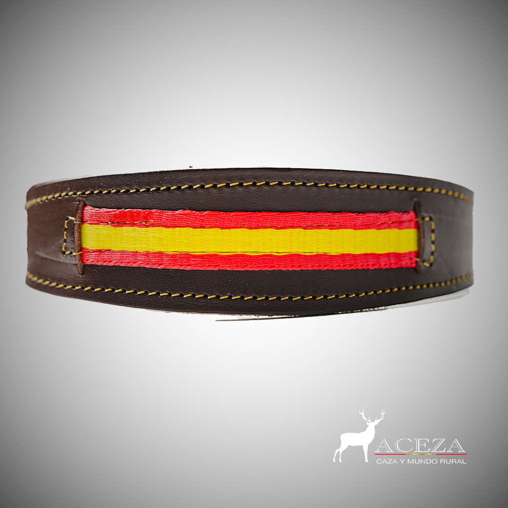 collar de perro de cuero con la bandera de españa frontal en un estudio