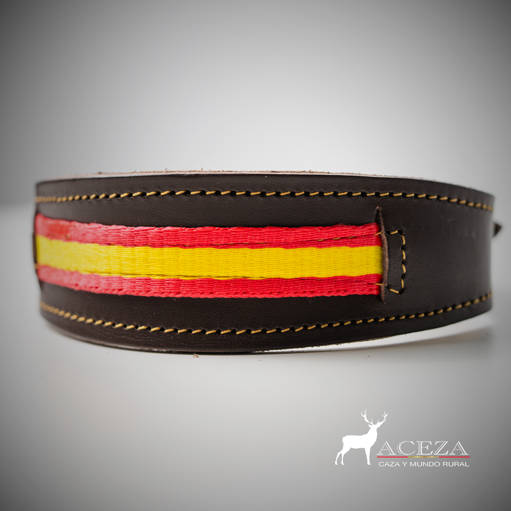 collar de perro de cuero con la bandera de españa con el fondo blanco lateral