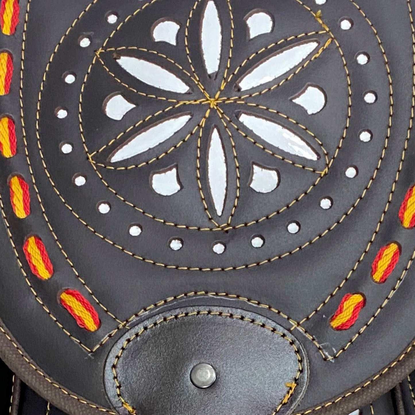 Morral de cuero con diseño español, ideal para cazadores exigentes que valoran la calidad y la tradición. Descubre la elegancia de ACEZA en equipamiento de caza. Tapa del morral de caza con el calado