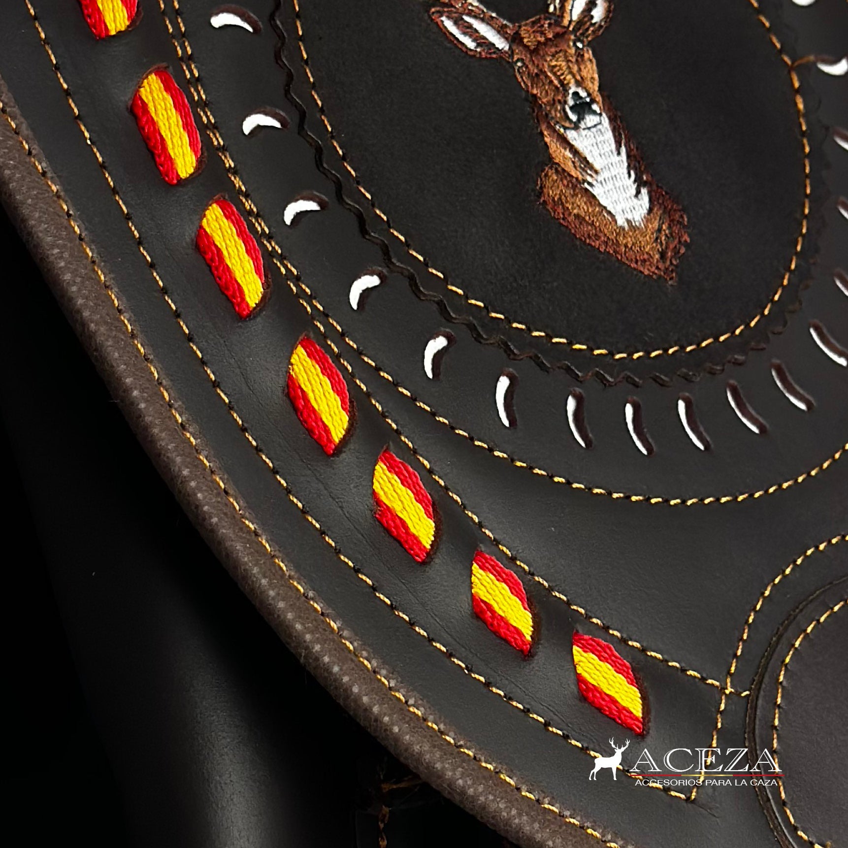 Detalle de la tapa del morral de caza, con bordado de venado y símbolos de la bandera española. Encuentra estilo y tradición en ACEZA para tus salidas al campo.