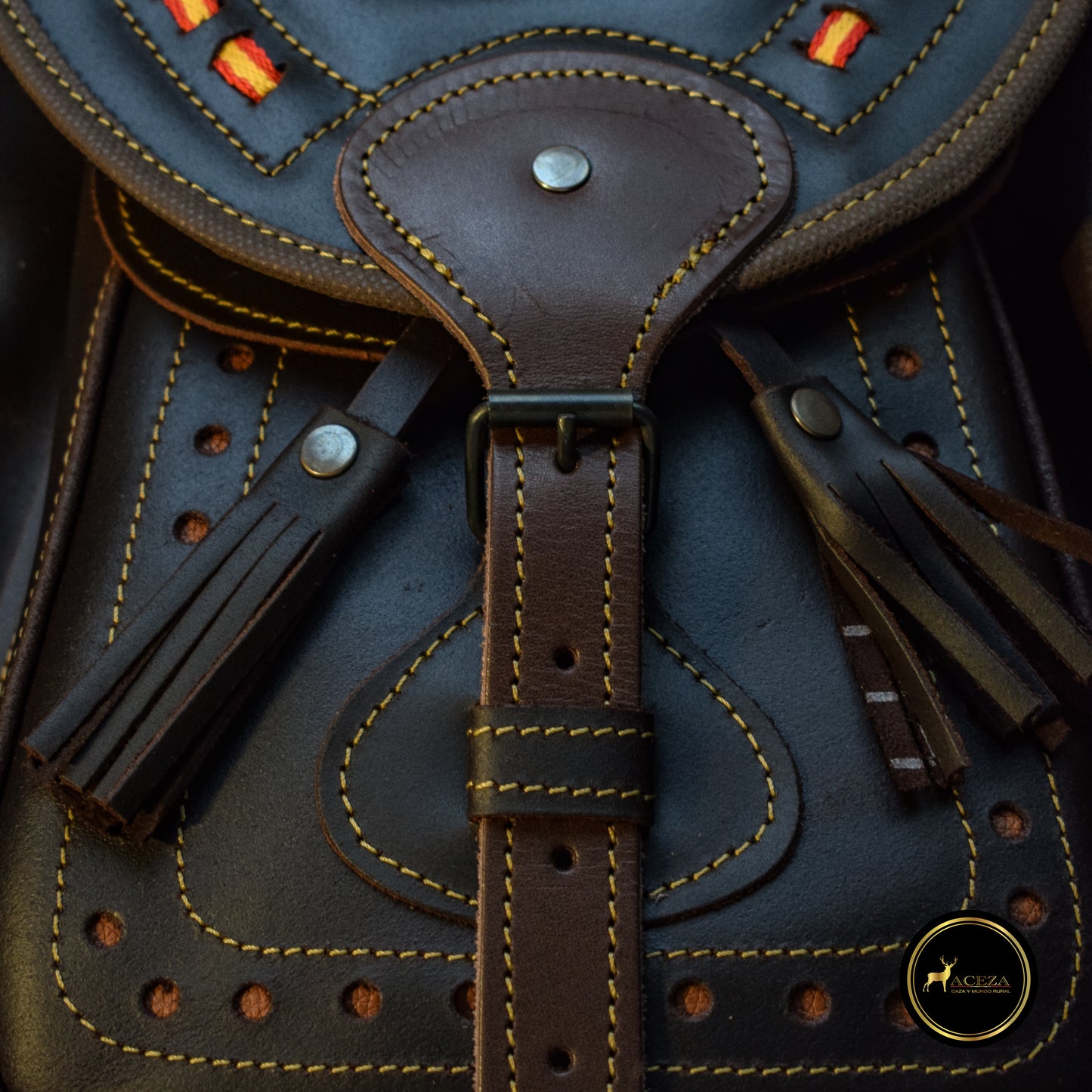 Detalles del cierre y del bolsillo delantero del morral de caza, combinando estilo y funcionalidad para los cazadores más exigentes. Encuéntralo en ACEZA.