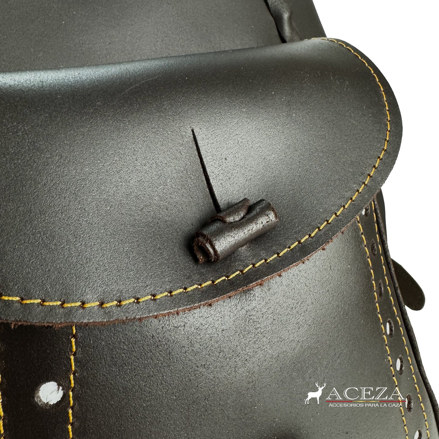 Detalles del bolsillo delantero del morral de caza de cuero, ofreciendo acceso rápido y conveniente a tus herramientas esenciales. Descubre la funcionalidad en ACEZA