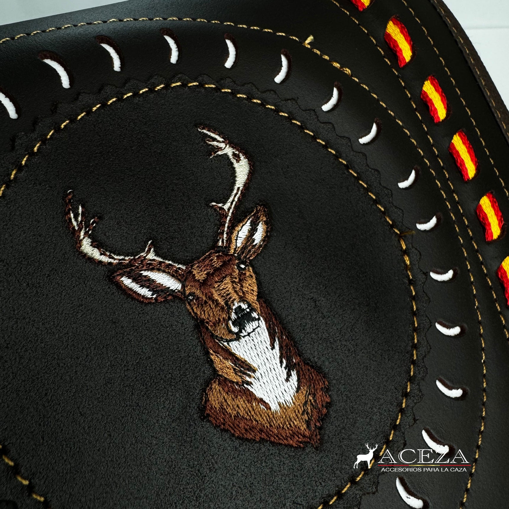 Detalle del bordado del venado en la tapa del morral de caza, resaltando la belleza y el detalle de la artesanía. Descubre la autenticidad en ACEZA