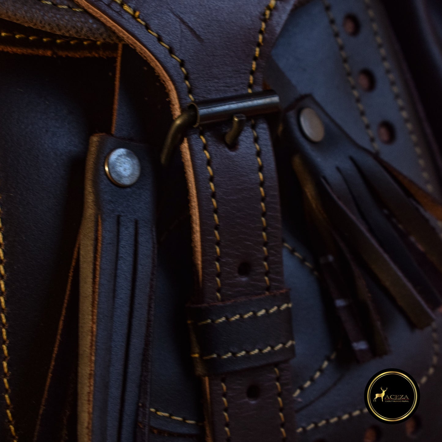 Detalle del bolsillo delantero con cierre en el morral de caza de cuero, proporcionando espacio seguro para tus herramientas esenciales. Descubre la funcionalidad en ACEZA