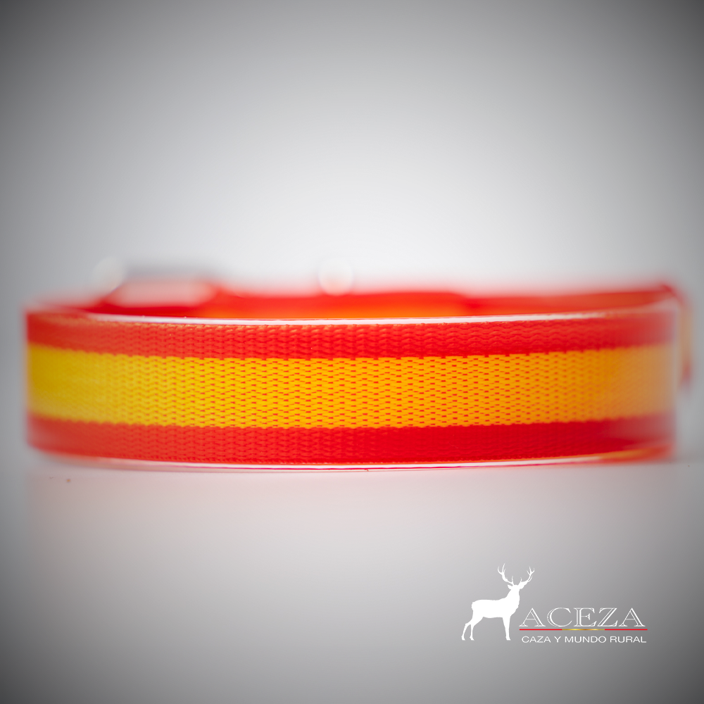 detalle de la costura del Collar de biothane con la bandera de España con el fondo blanco