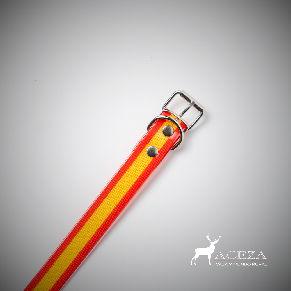 detalle de hebilla de Collar de biothane con la bandera de España con el fondo blanco