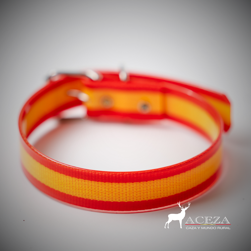 Collar de biothane con la bandera de España con el fondo blanco