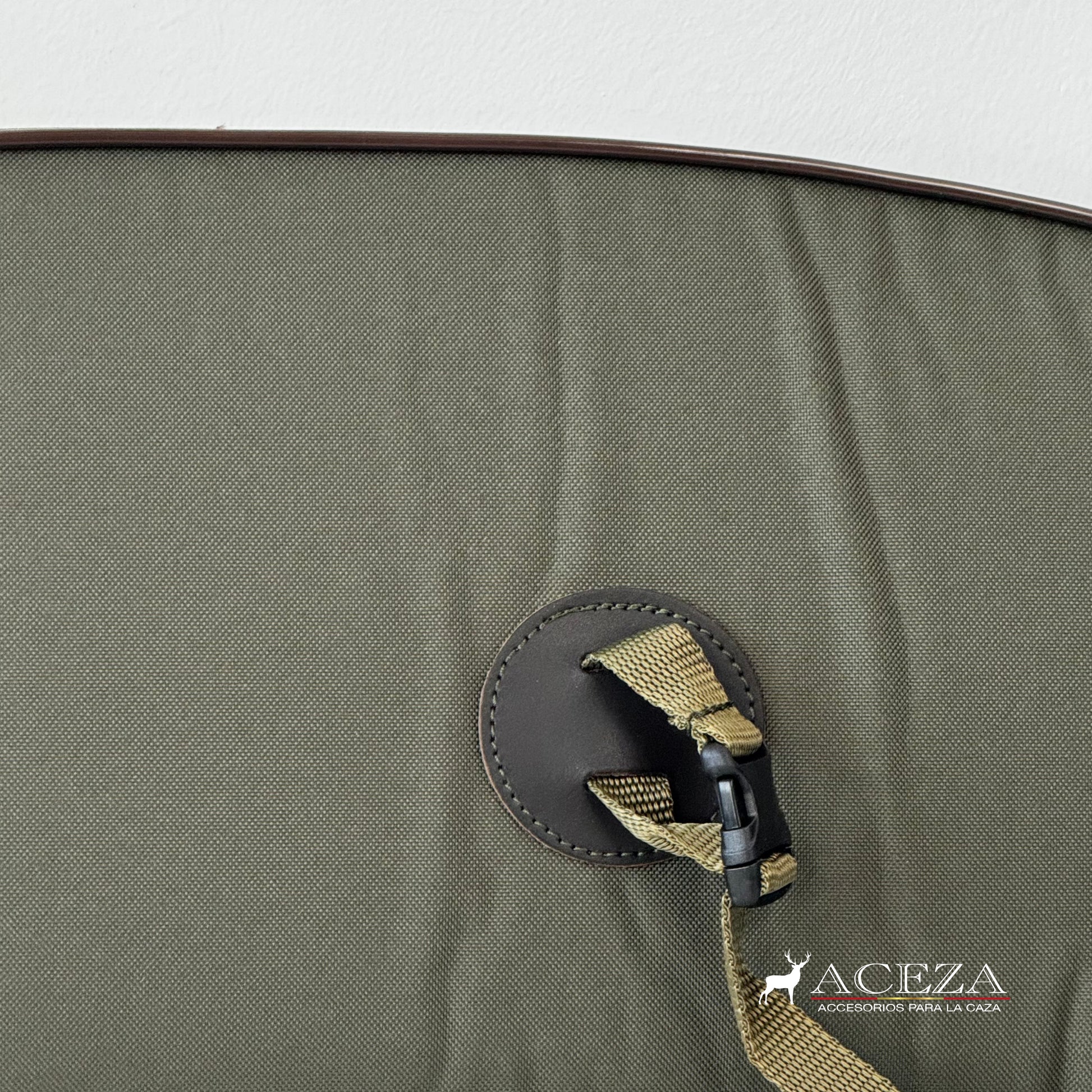 Detalle de enganche lateral reforzado con correa en funda de rifle Aceza.