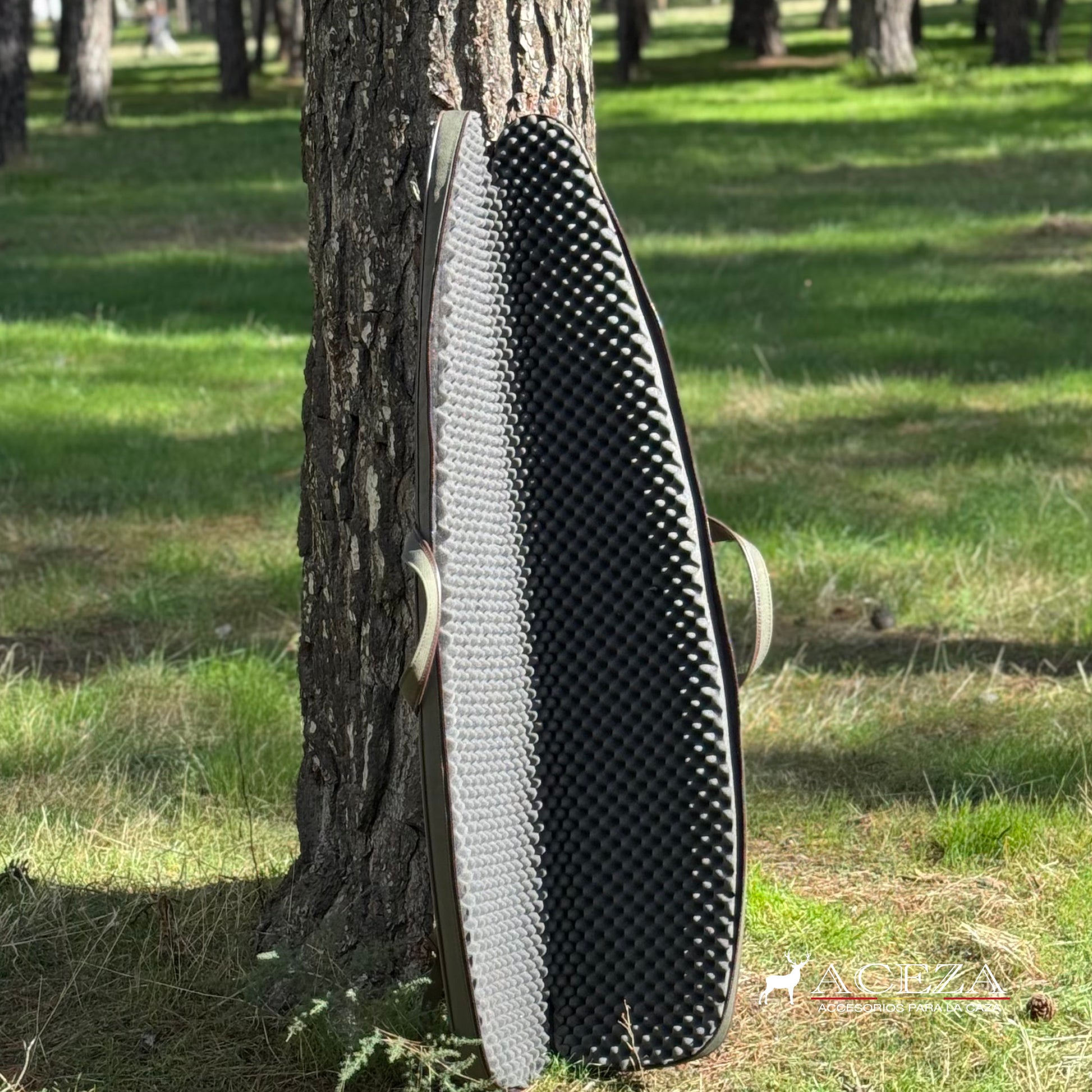 Acolchado interno gris con relieve protector en funda de rifle Aceza.