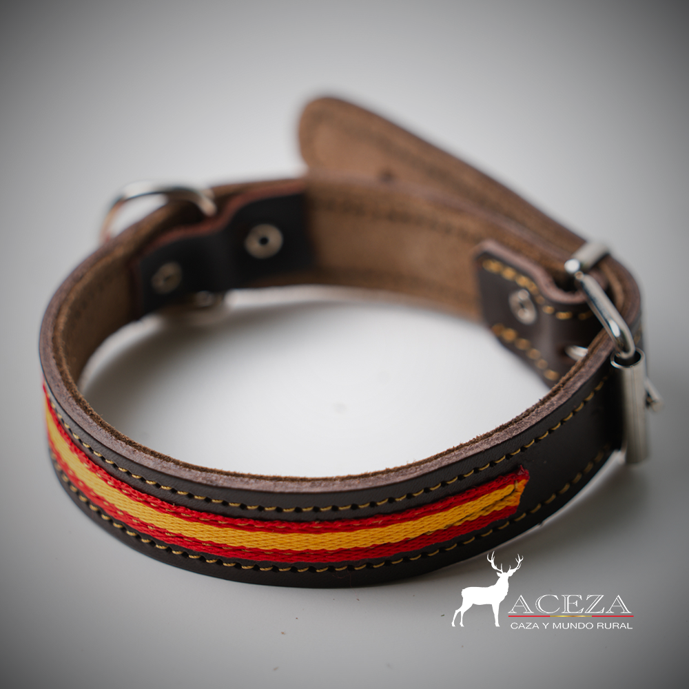 collar de perro con la bandera de españa frontal en fondo blanco